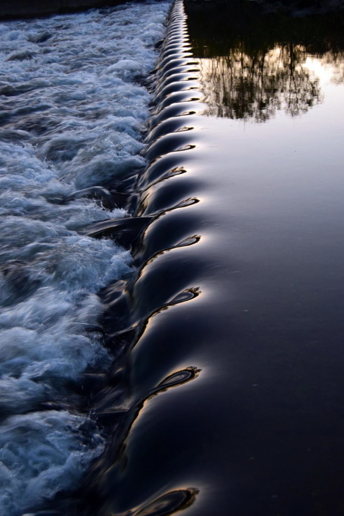 Vaguelettes sur une petite chute d'eau artificielle