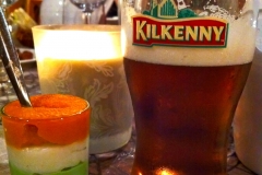 Un verre de bière lors d'une soirée sur le thème de l'Irlande et sa verrine aux couleurs du drapeau irlandais