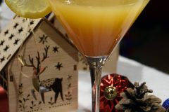 Cocktail de réveillon et tranche de citron dans verre à Martini Dry