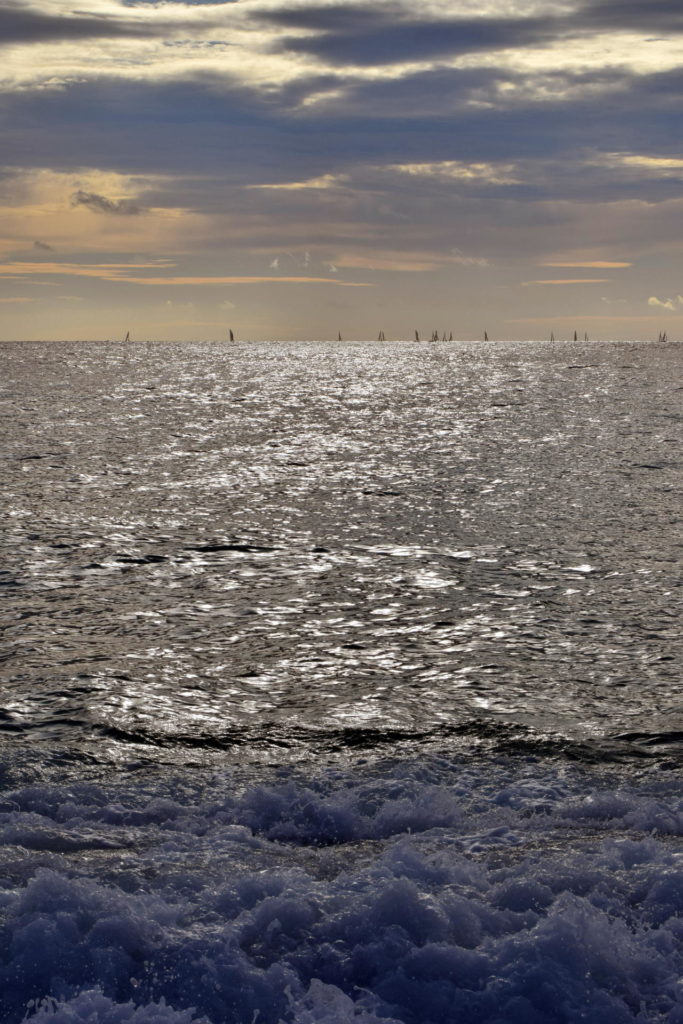 Des voiliers à l’horizon sur la mer Méditerranée au large de Nice